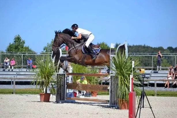 Le créateur d'Equi-rider franchissant un obstacle en concours